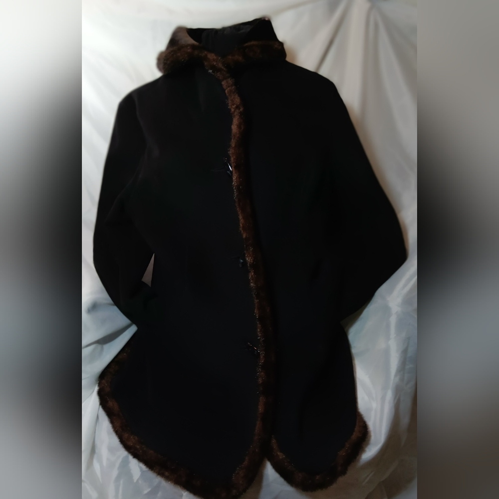 Elegant Jones New York half trench coate